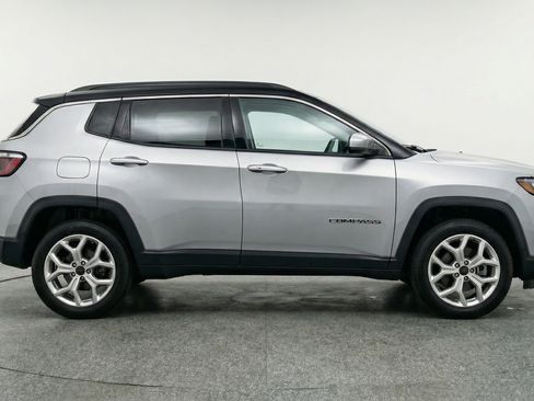 Used 2025 Jeep Compass Latitude AWD/4WD image 11