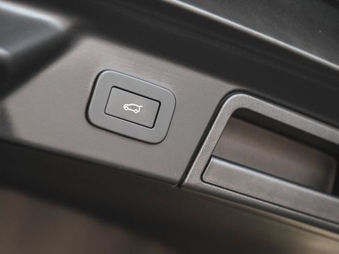 Used 2025 Land Rover Range Rover Velar S image 40