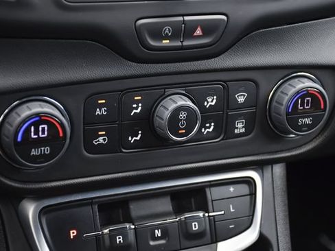 Used 2024 GMC Terrain SLE w/ Driver Convenience Package FWD image 15