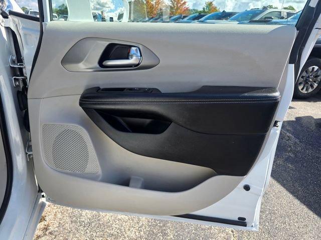 Used 2022 Chrysler Pacifica Touring-L FWD image 8