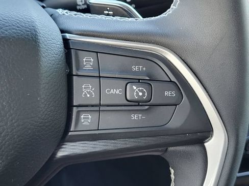 Certified 2025 Jeep Grand Cherokee Altitude AWD/4WD image 13