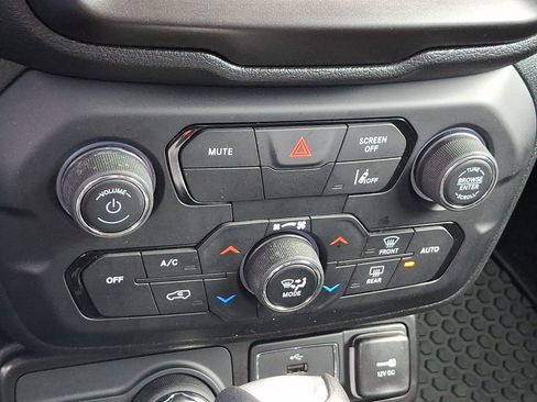 Used 2022 Jeep Renegade Latitude AWD/4WD image 16