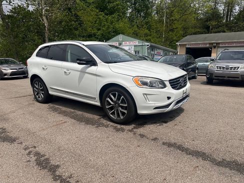 Used 2017 Volvo XC60 T6 Dynamic w/ Preferred Option Package AWD/4WD image 2