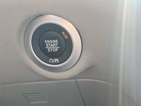 Used 2023 Chrysler Pacifica Touring-L FWD image 27