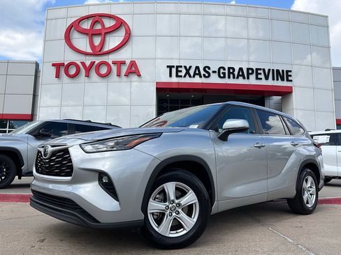 Used 2025 Toyota Highlander LE image 2