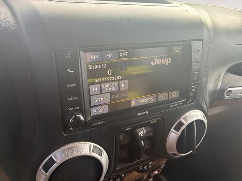 Used 2014 Jeep Wrangler Unlimited Sahara w/ Connectivity Group AWD/4WD image 24