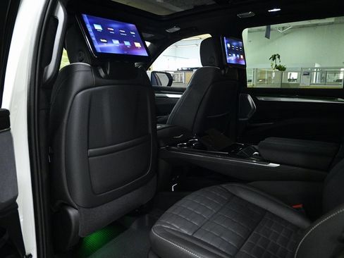 Used 2025 Cadillac Escalade ESV V image 18