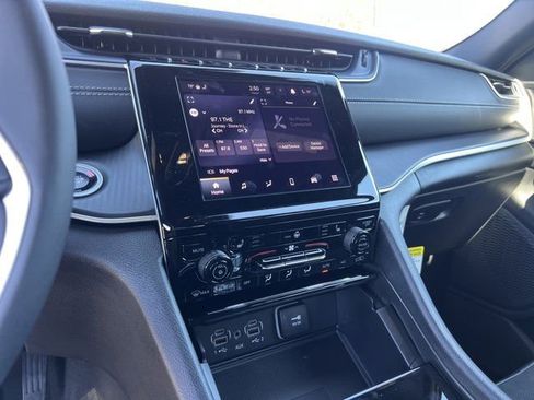 New 2025 Jeep Grand Cherokee Altitude image 23