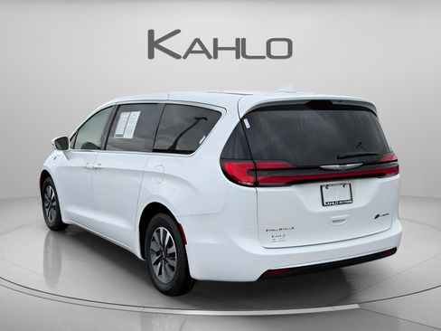Used 2022 Chrysler Pacifica Touring-L FWD image 3