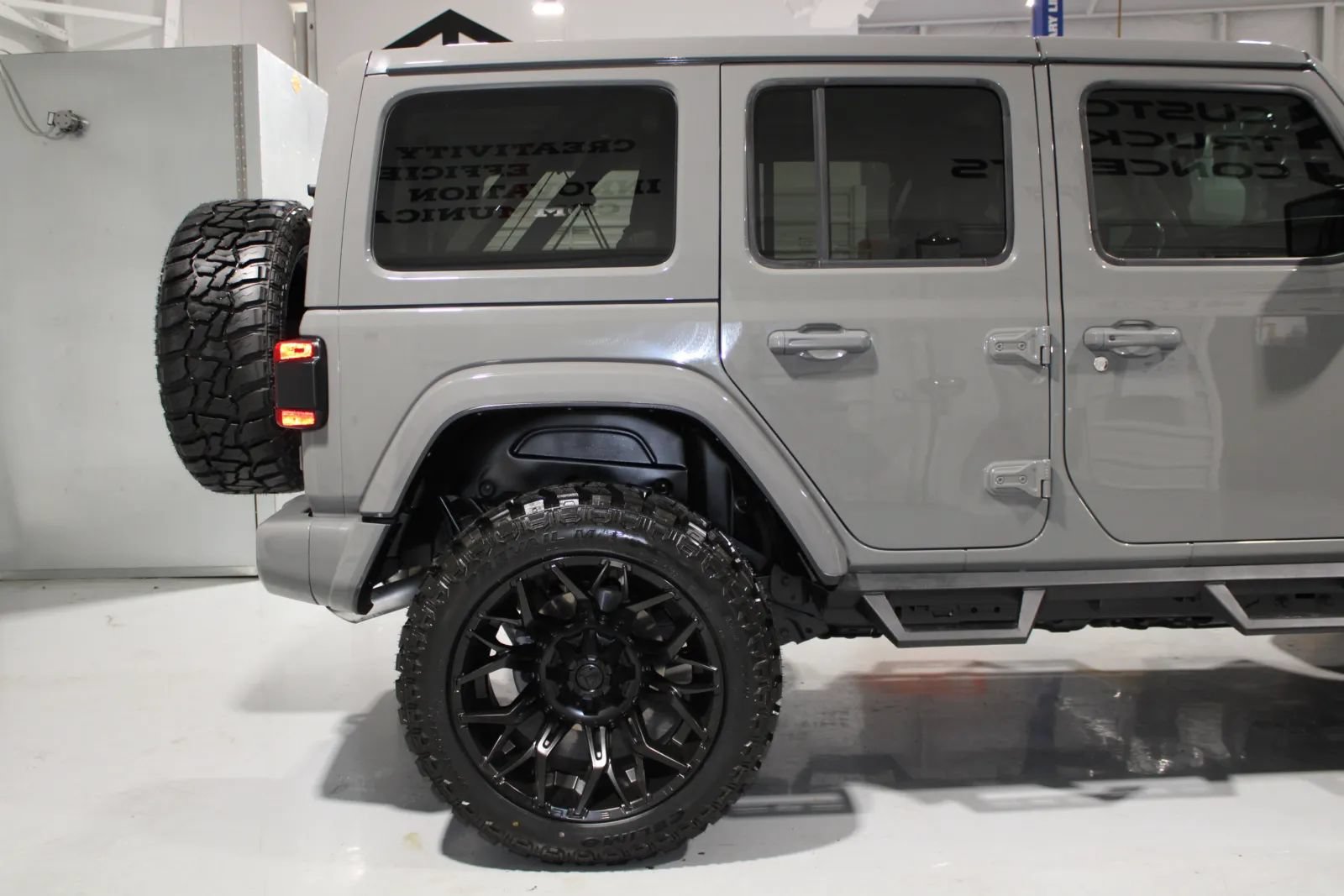 Used 2022 Jeep Wrangler Unlimited Sahara AWD/4WD image 5