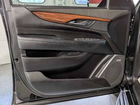 Used 2016 Cadillac Escalade Luxury image 17