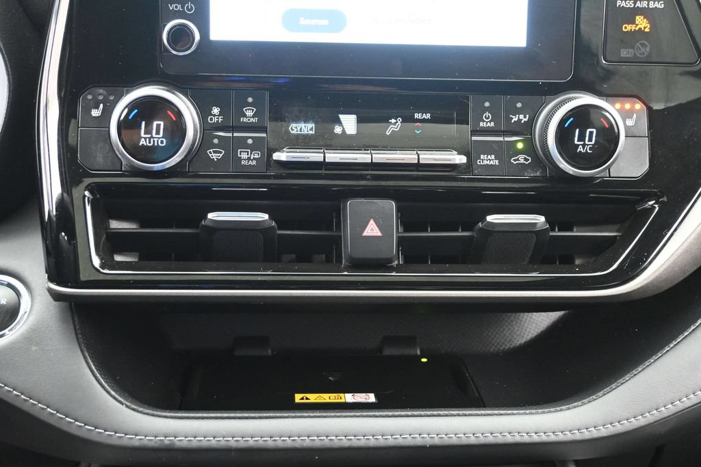 Used 2023 Toyota Highlander XLE AWD/4WD image 22