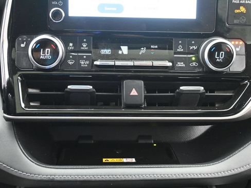Used 2023 Toyota Highlander XLE AWD/4WD image 22