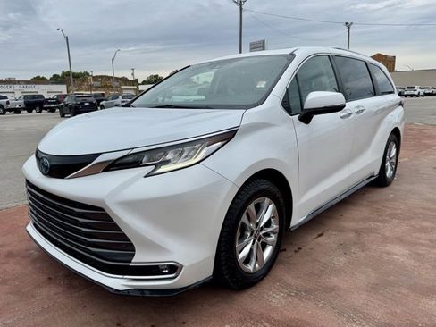 Used 2022 Toyota Sienna Limited image 1