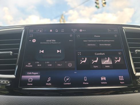 Used 2023 Chrysler Pacifica Touring-L image 35