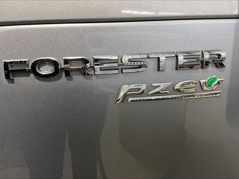 Used 2017 Subaru Forester 2.5i Touring AWD/4WD image 11