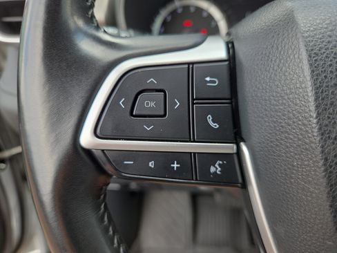 Used 2023 Toyota Highlander LE AWD/4WD image 25