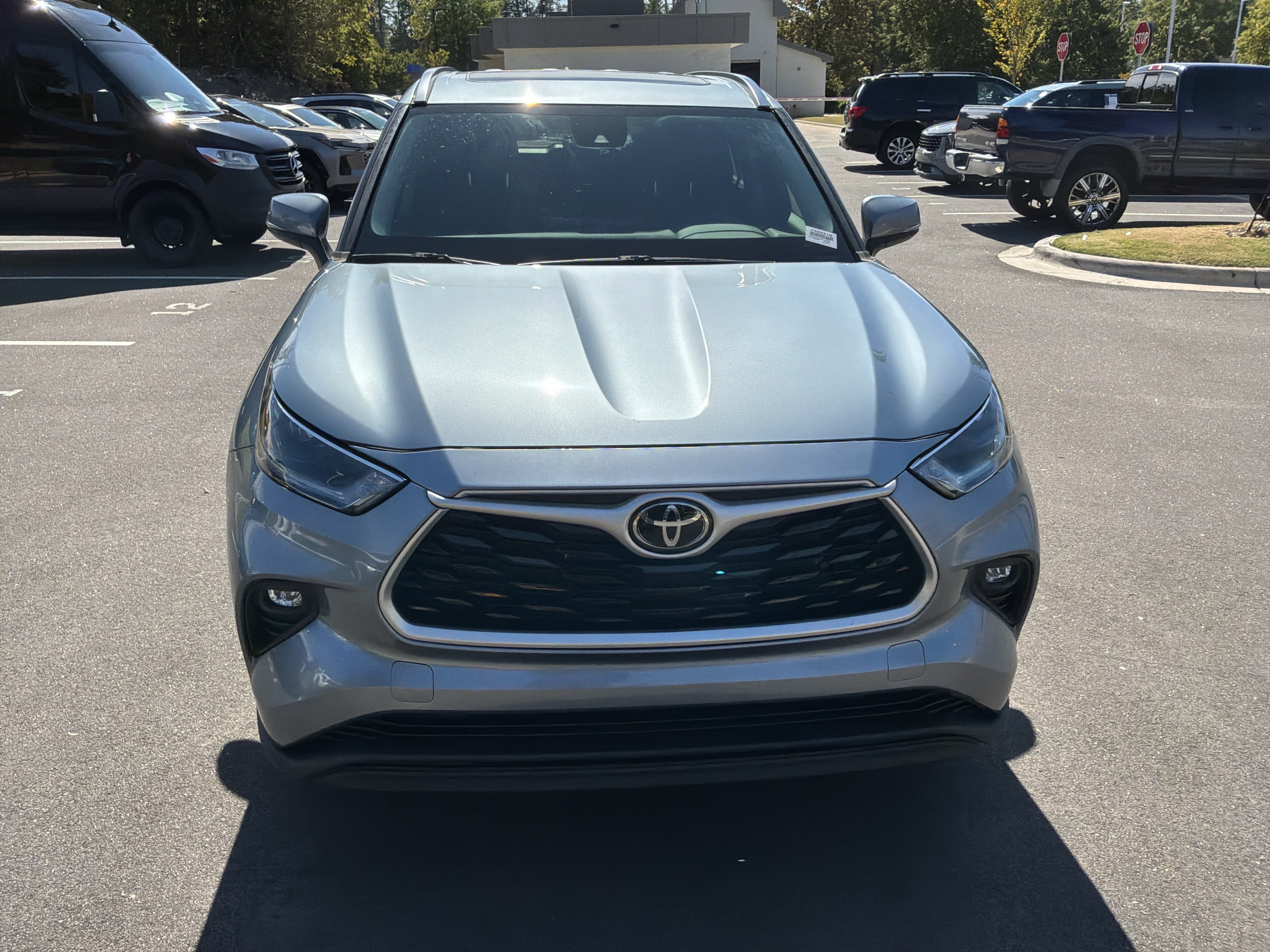 Used 2021 Toyota Highlander XLE AWD/4WD image 3