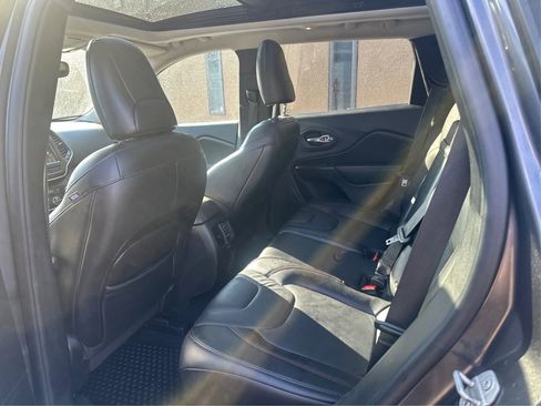 Used 2019 Jeep Cherokee Trailhawk image 10