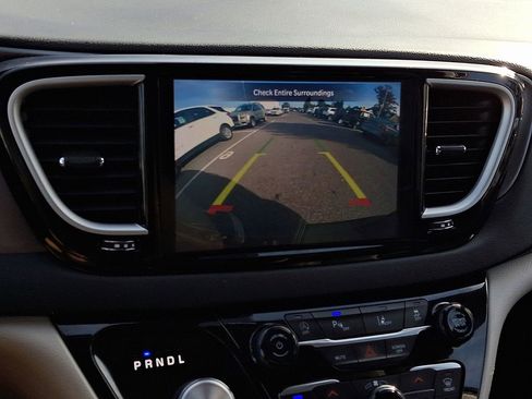 Used 2024 Chrysler Pacifica Touring-L image 20