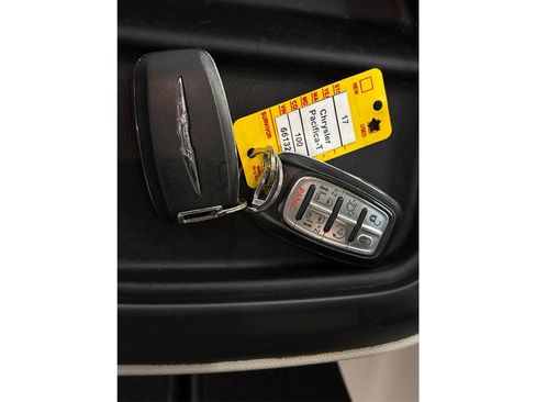 Used 2017 Chrysler Pacifica Touring-L w/ Tire & Wheel Group FWD image 38
