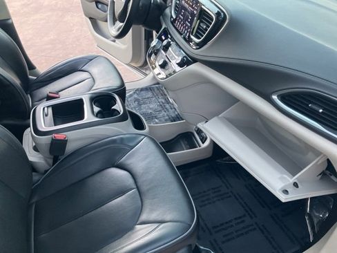 Used 2018 Chrysler Pacifica Limited w/ Advanced Safetytec Group image 32