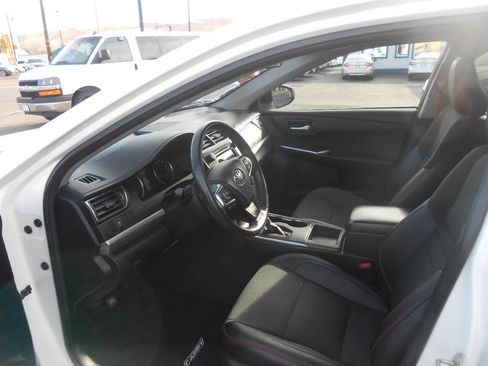 Used 2017 Toyota Camry SE image 10