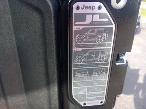 Used 2024 Jeep Wrangler Unlimited Sport AWD/4WD image 11
