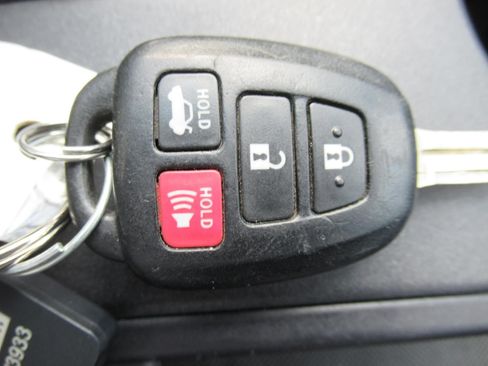 Used 2017 Toyota Camry SE w/ Four Season Floor Mat Package FWD image 29