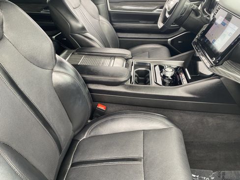 Certified 2024 Jeep Wagoneer L Series II w/ Flexible Seating Group AWD/4WD image 10