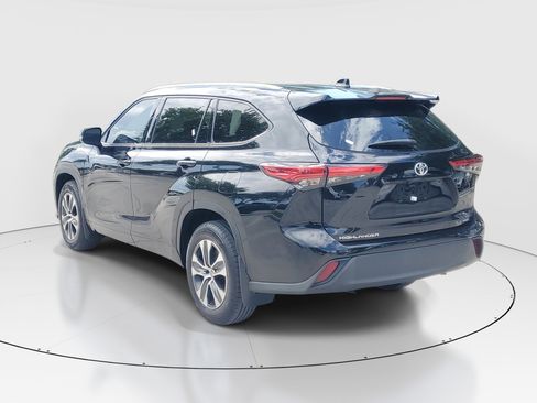 Used 2022 Toyota Highlander XLE AWD/4WD image 5