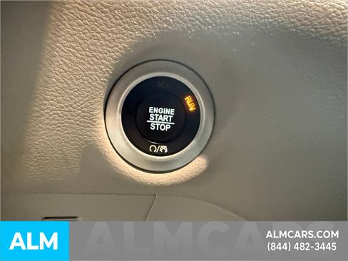 Used 2023 Chrysler Pacifica Touring-L FWD image 23