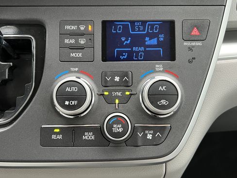 Used 2020 Toyota Sienna L FWD image 25