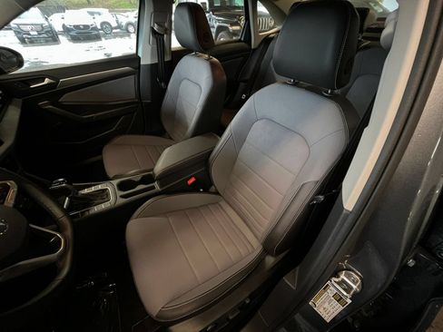 Used 2025 Volkswagen Jetta SE FWD image 38