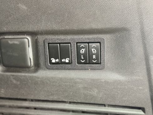 Used 2021 Chevrolet Suburban Premier w/ Premium Package image 12