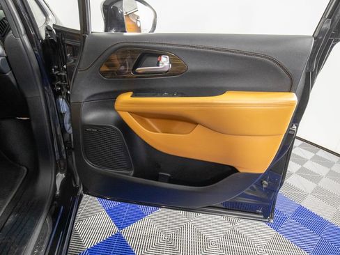 Used 2021 Chrysler Pacifica Pinnacle FWD image 17