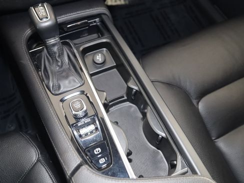 Used 2020 Volvo XC90 T6 Momentum w/ Protection Package Premier image 30