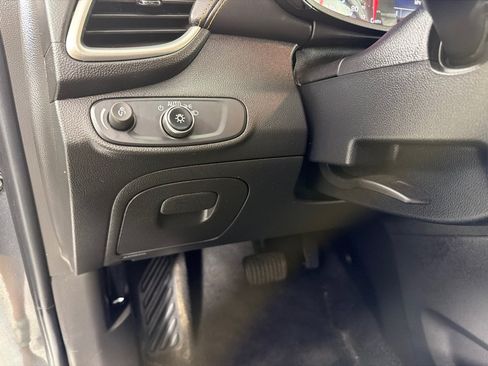 Used 2018 Chevrolet Trax LT w/ LT Convenience Package FWD image 11