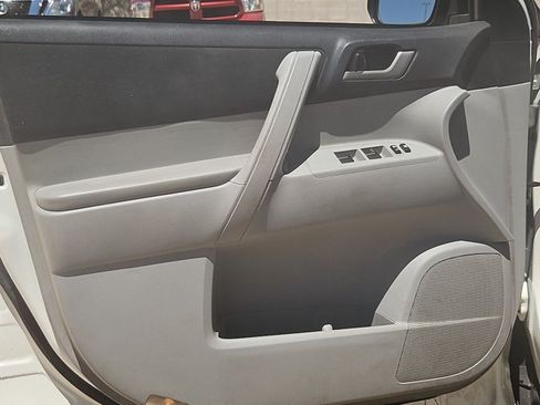 Used 2013 Toyota Highlander Plus FWD image 10