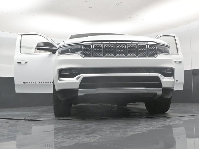 Used 2023 Jeep Grand Wagoneer Series III AWD/4WD image 65