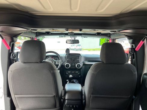 Used 2018 Jeep Wrangler Unlimited Rubicon w/ Max Tow Package AWD/4WD image 25