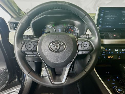 Used 2021 Toyota RAV4 XLE Premium AWD/4WD image 15