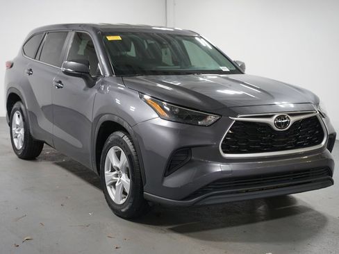 Certified 2023 Toyota Highlander L image 3