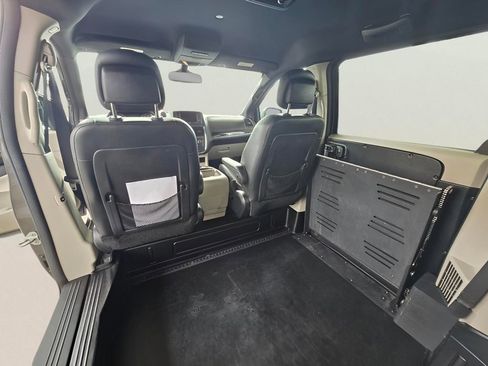 Used 2020 Dodge Grand Caravan SXT image 17