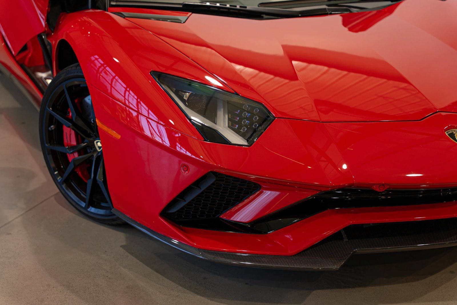 Used 2018 Lamborghini Aventador S AWD/4WD image 3
