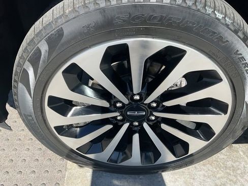 Used 2022 Lincoln Navigator Reserve AWD/4WD image 11