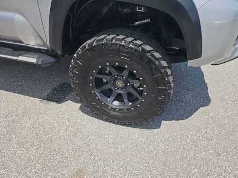 Used 2017 Toyota Tacoma TRD Off-Road w/ Tow Package RWD image 9