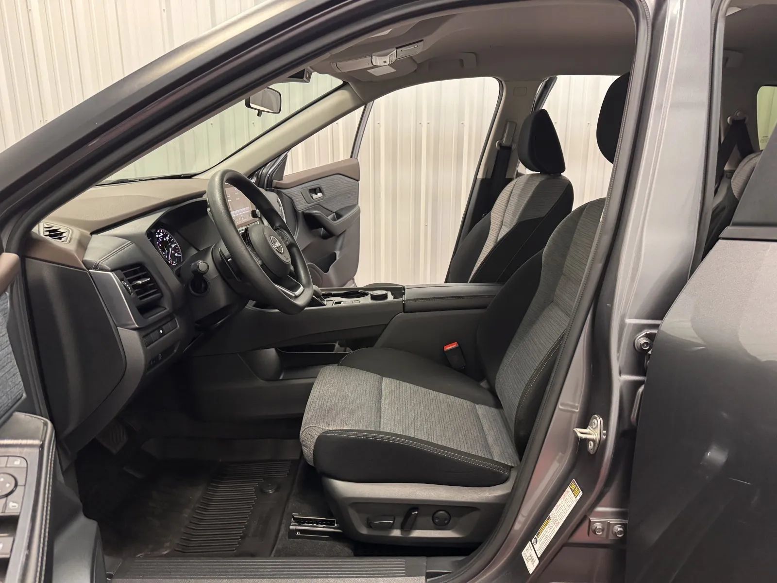 Used 2023 Nissan Rogue SV AWD/4WD image 32