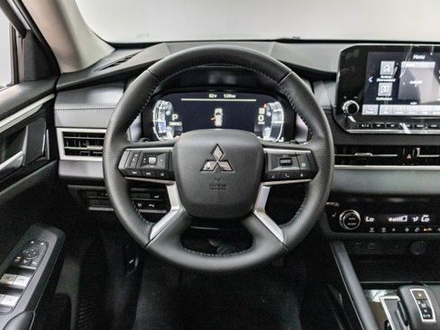 New 2025 Mitsubishi Outlander SE image 18