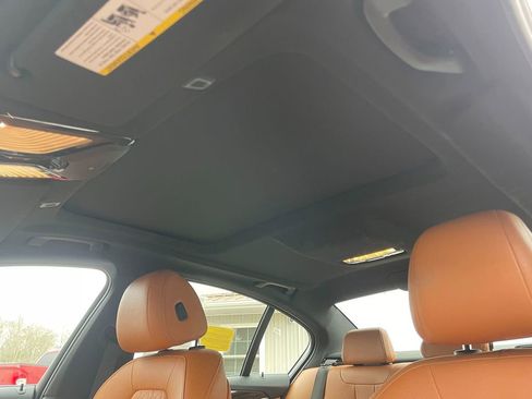 Used 2021 BMW 530i xDrive w/ Premium Package image 31